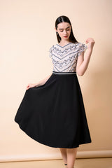 【50%OFF】モノトーン花刺繍使いワンピース