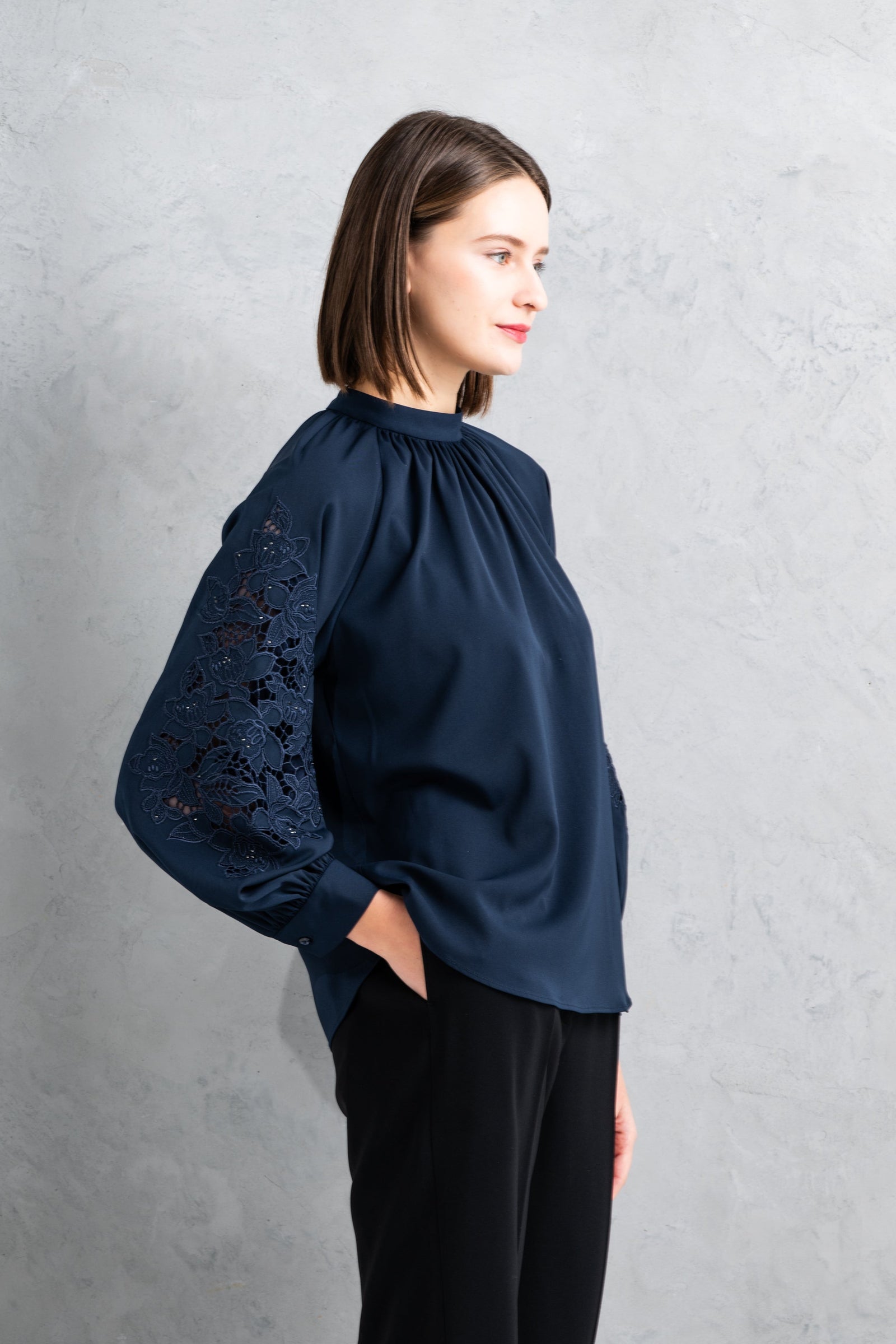 刺繡ラインストーンプルオーバー | レースワンピースやブラウスなど 