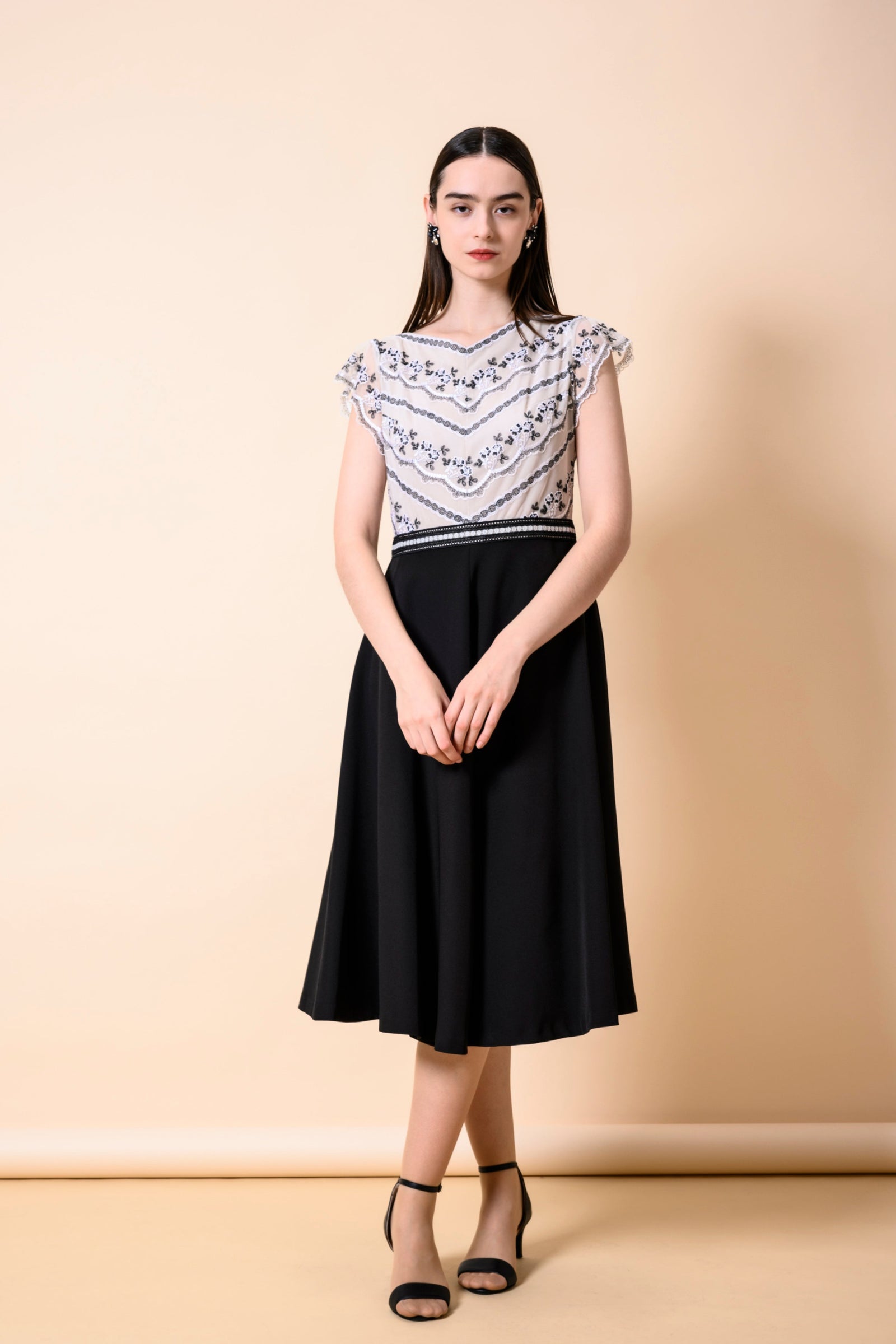 CHRISCELIN 黒の花柄刺繍ノースリーブワンピース 50％OFF】モノトーン花刺繍使いワンピース | レースワンピースや