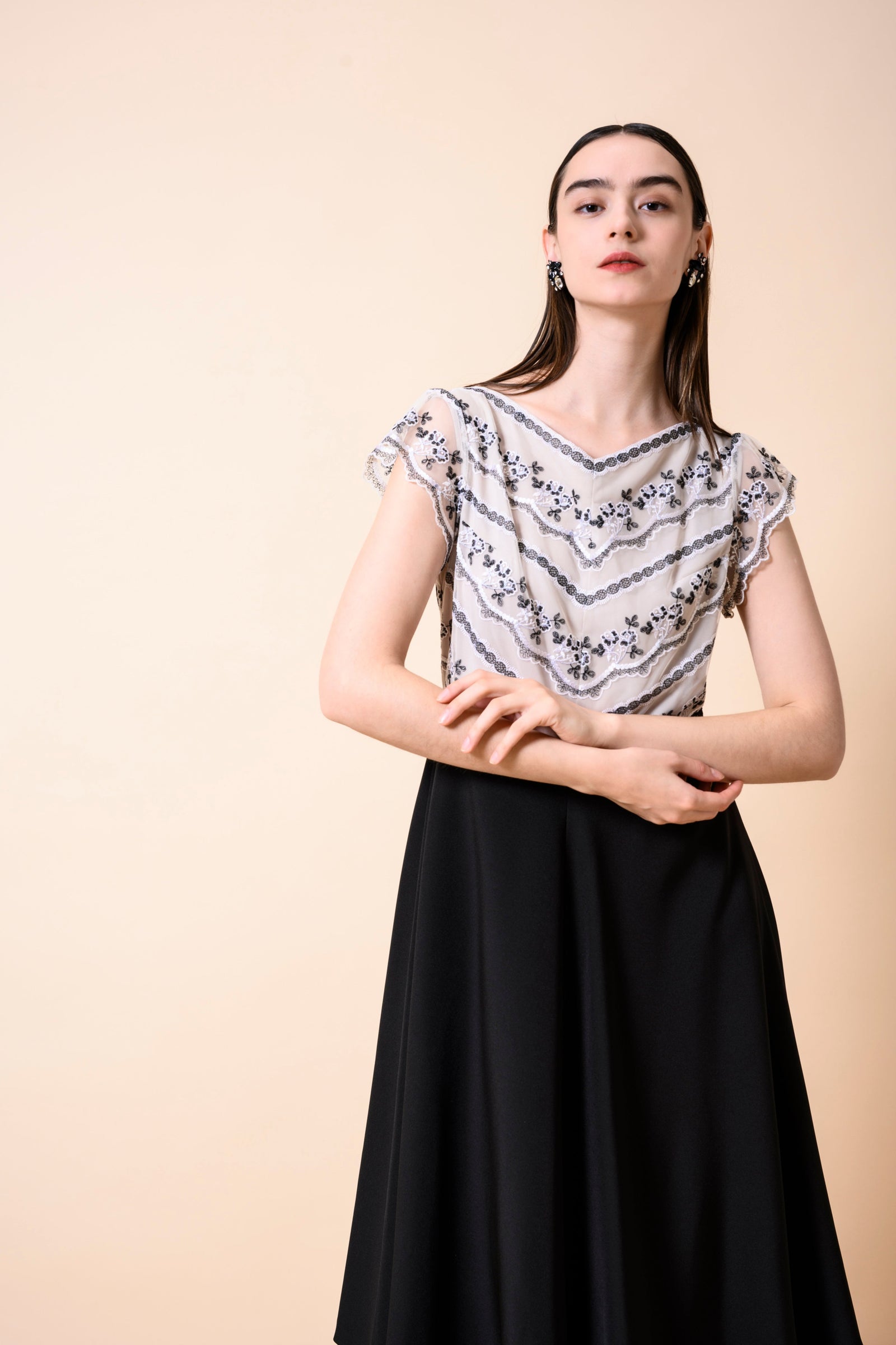 50％OFF】モノトーン花刺繍使いワンピース | レースワンピースや